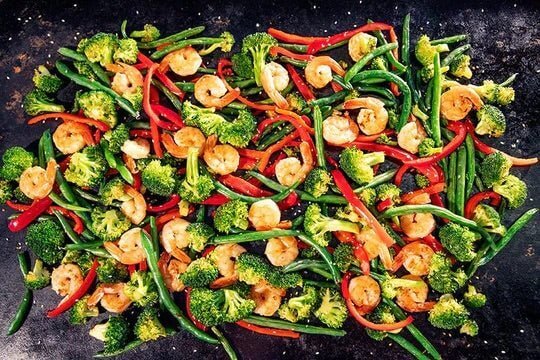 Katkarapuja, parsakaalia, paprikoita ja vihreitä papuja grillattuna Blackstone ParilaGrillillä