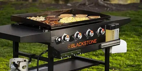 Blackstone ParilaGrilli puutarhassa, jossa valmistetaan ruokaa grillilevyn eri osissa.
