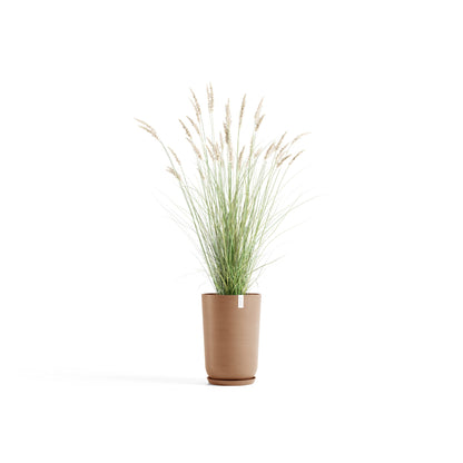 Kukkaruukku Oslo korkea 52cm terracotta – aluslautasen ja kasvin kanssa