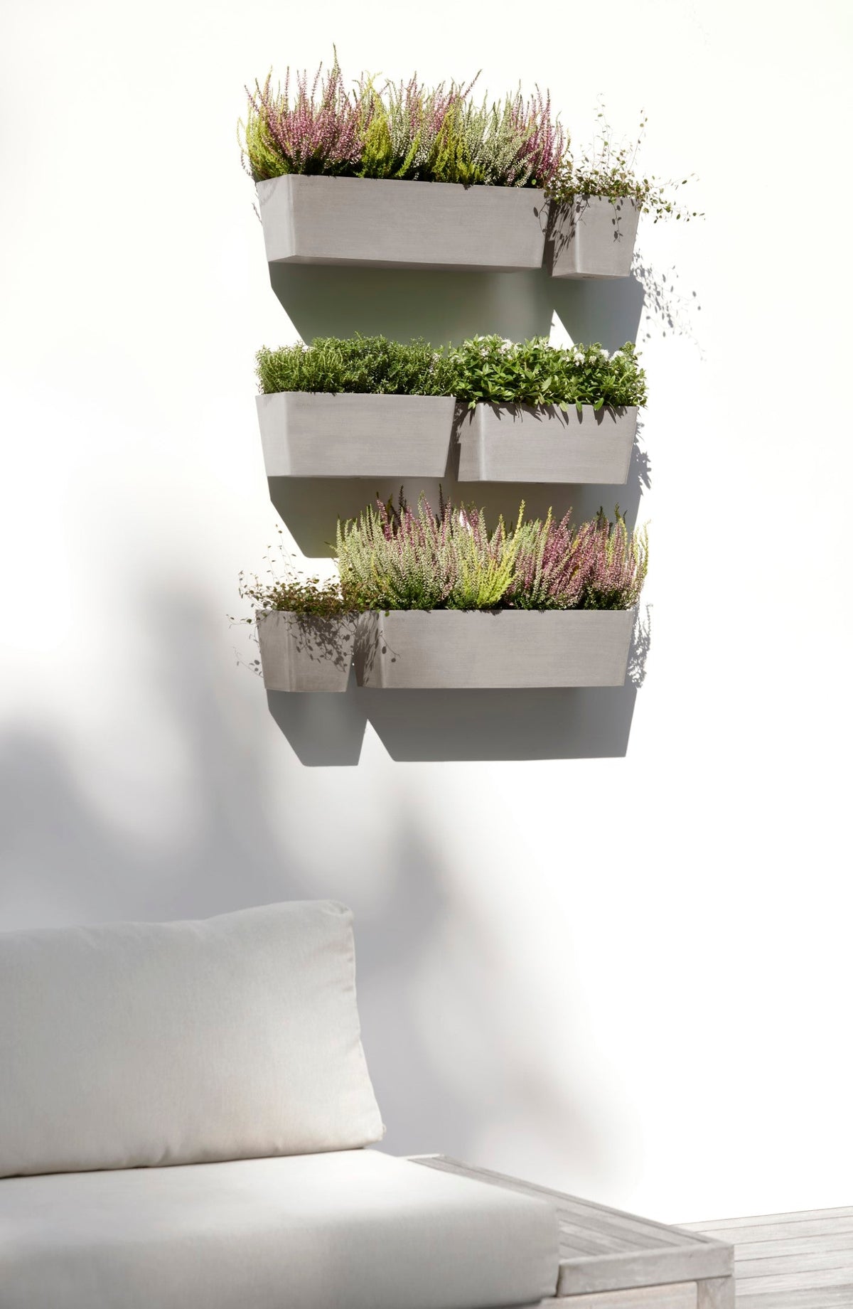 Kukkaruukku Manhattan seinälle 35cm taupe – tunnelmakuva