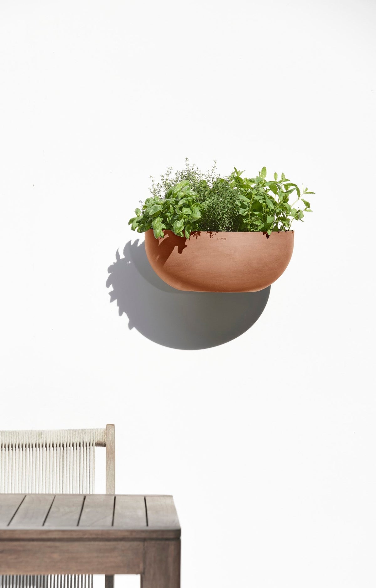 Kukkaruukku Sofia seinälle 43cm terracotta – tunnelmakuva