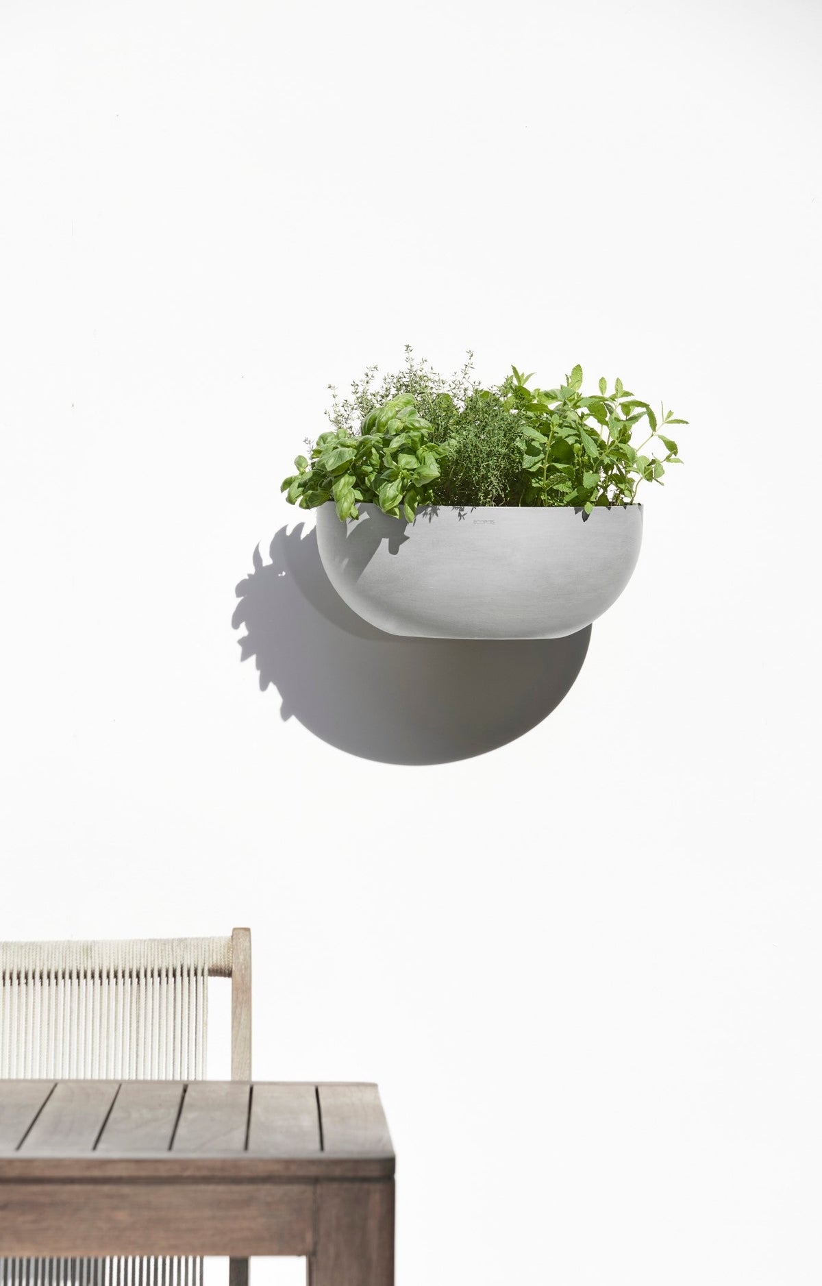 Kukkaruukku Sofia seinälle 43cm valkoharmaa – tunnelmakuva